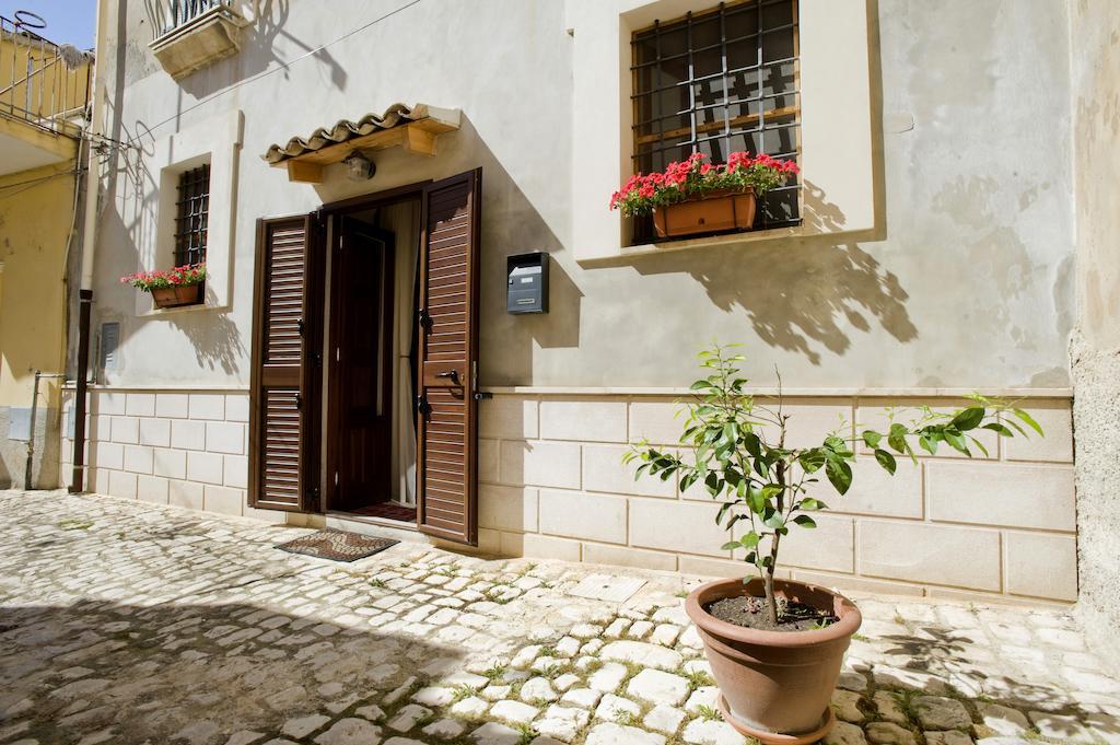 Il Dammuso Nel Vicolo Apartment Scicli Ruang foto